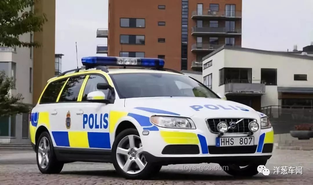 女网红违停抗议跳警车？合法维权指南来帮你！